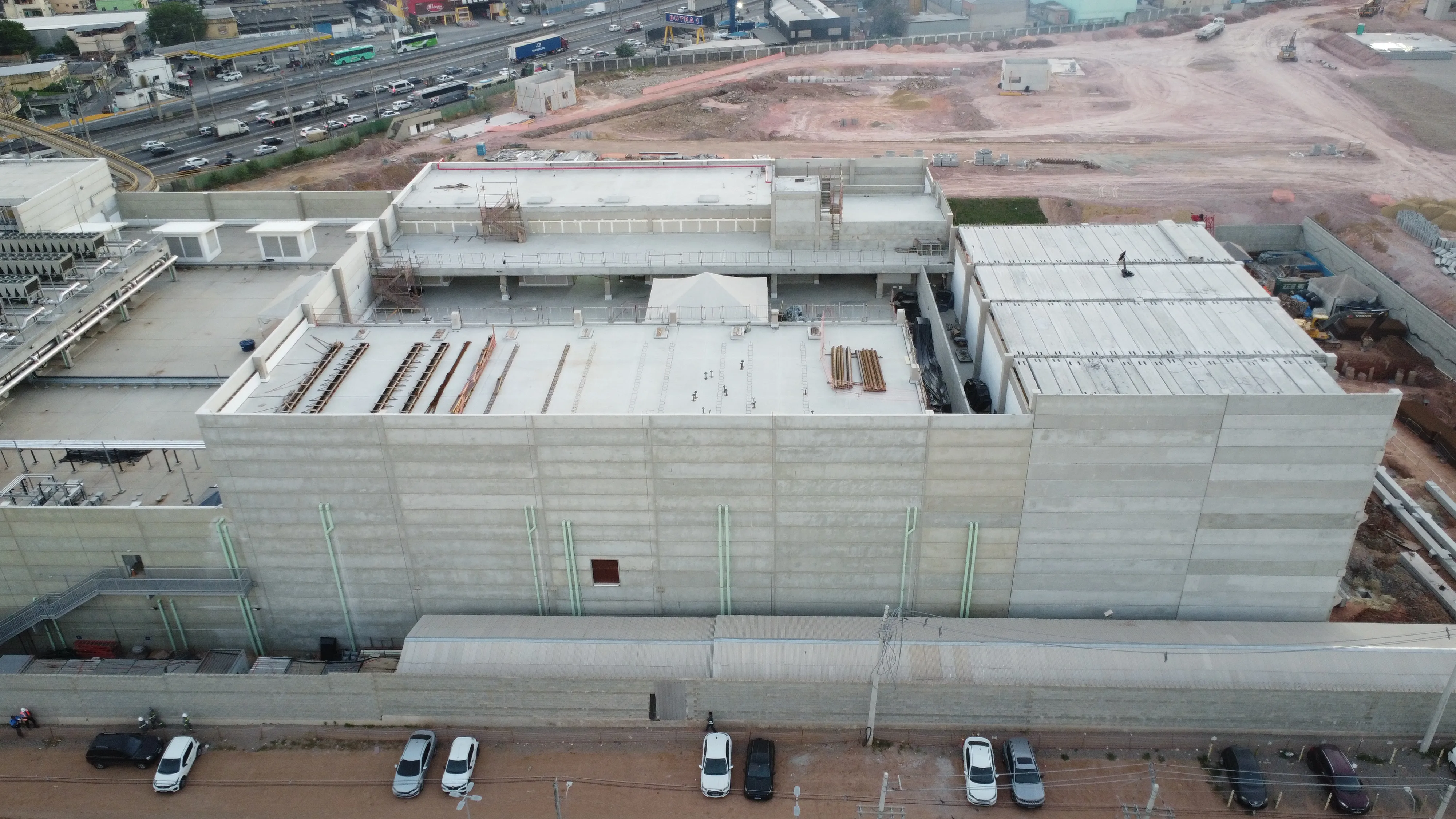 Painel maciço em concreto pré-fabricado Cassol, solução resistente e confiável para construção.