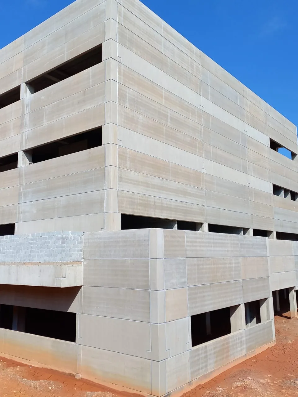 Painel alveolar em concreto pré-fabricado Cassol, garantindo eficiência, durabilidade e resistência.
