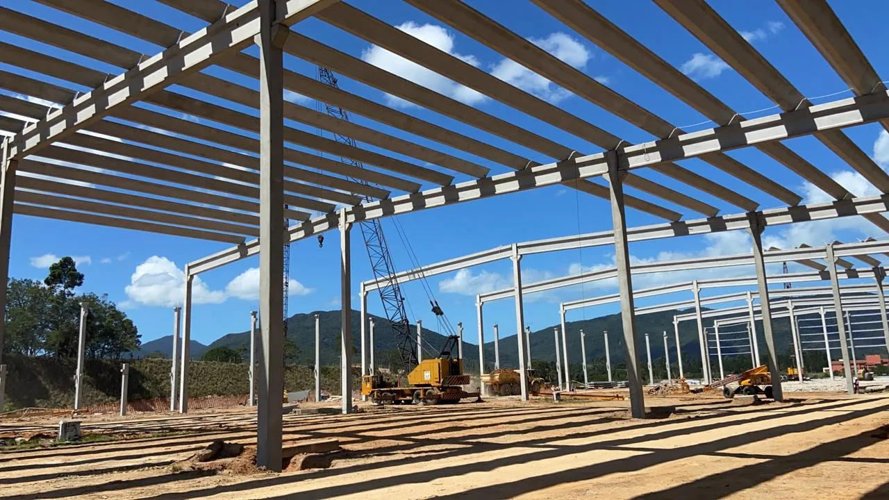 Terça W em concreto pré-fabricado, solução versátil e confiável para estruturas industriais e comerciais.