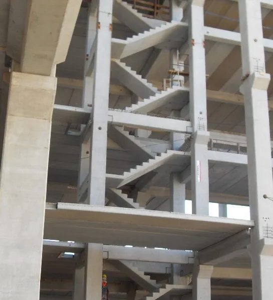 Escada em concreto pré-fabricado Cassol, solução durável e segura para construção.