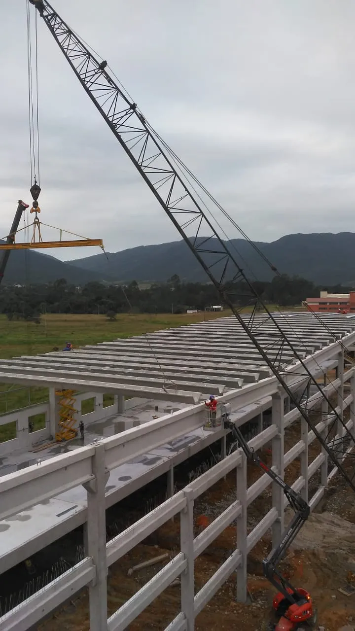 Terça W em concreto pré-fabricado, solução versátil e confiável para estruturas industriais e comerciais.