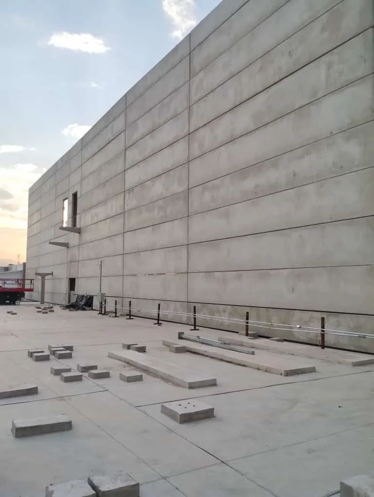 Painel maciço em concreto pré-fabricado Cassol, solução resistente e confiável para construção.
