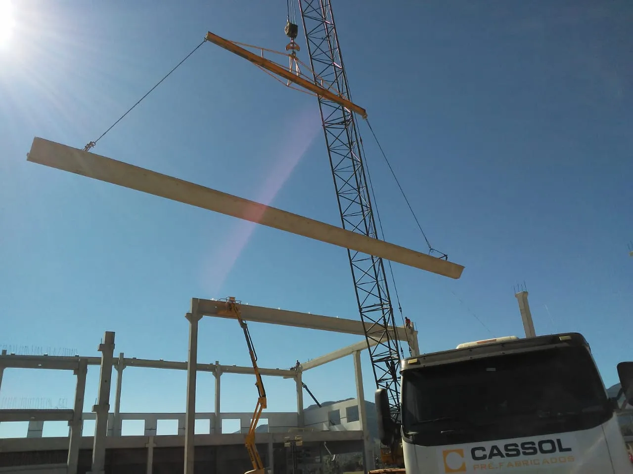 Terça W em concreto pré-fabricado, solução versátil e confiável para estruturas industriais e comerciais.