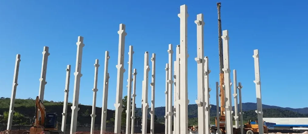 Pilar em concreto pré-fabricado Cassol, referência em resistência e segurança estrutural.